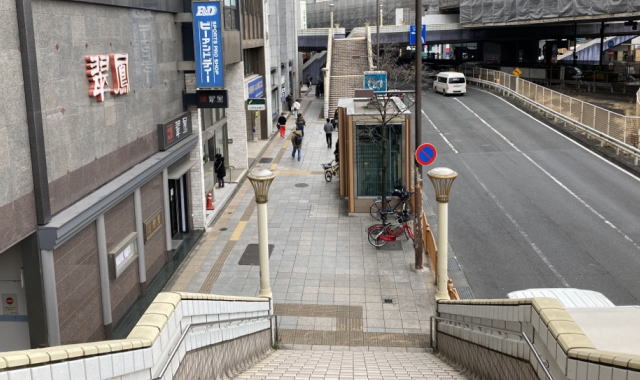 日本和装 上野駅前教室 アクセス 歩道橋を下りて直進